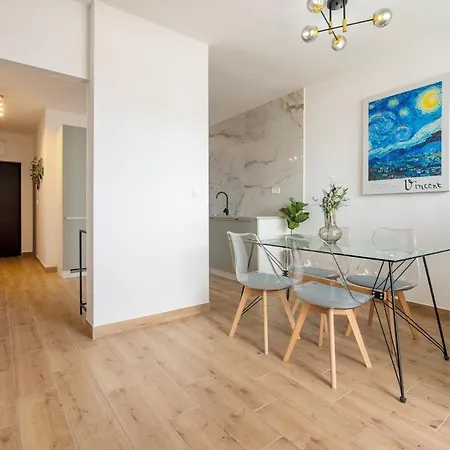 Center Apartment Split